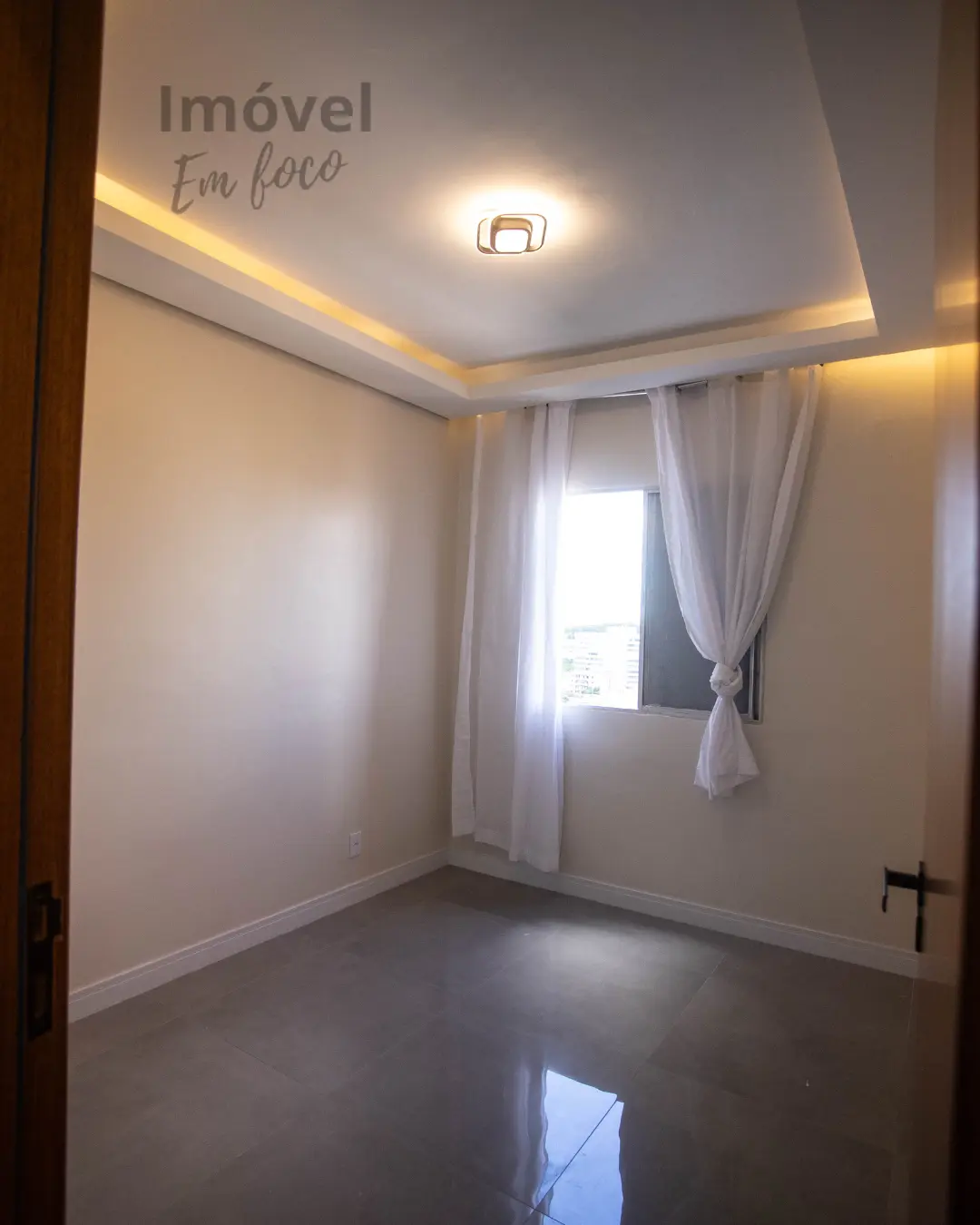 Primeiro quarto com sanca e 3 iluminação independente.