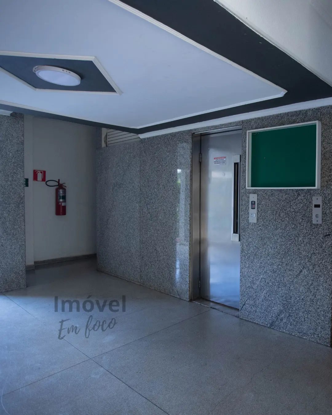 Elevadores social e de serviço.