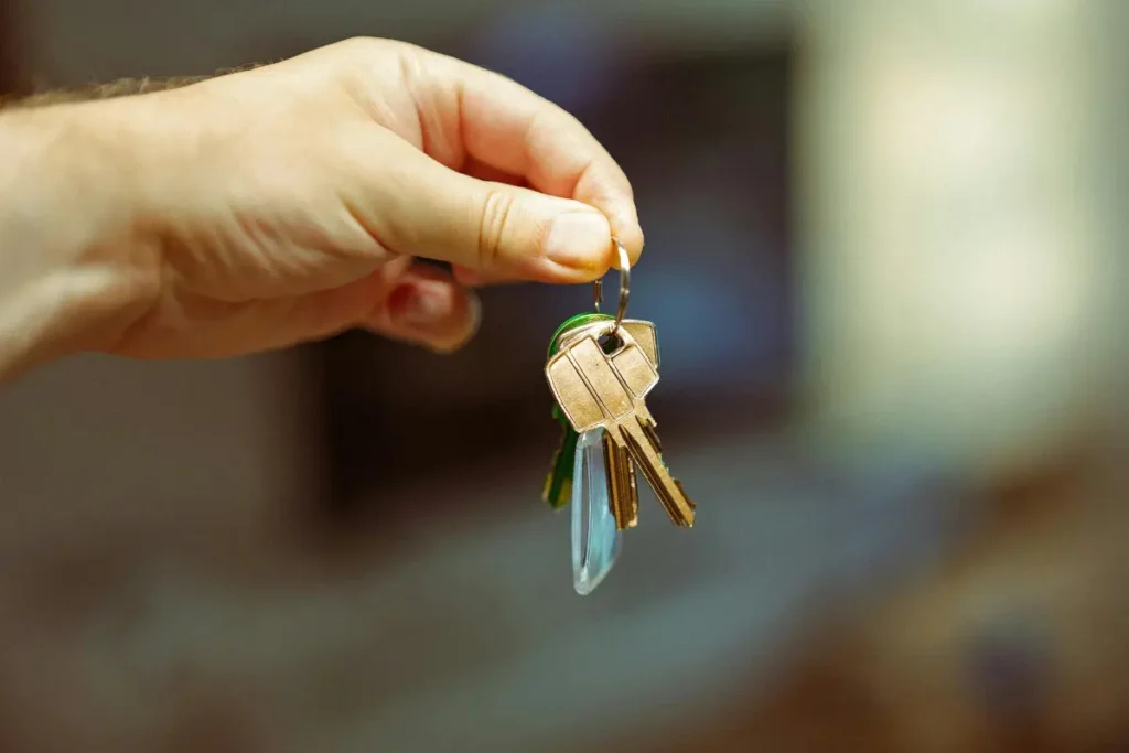 Chave em destaque simbolizando a decisão de investir em imóveis de 2 dormitórios. Foto: Reprodução / Canva Pro.