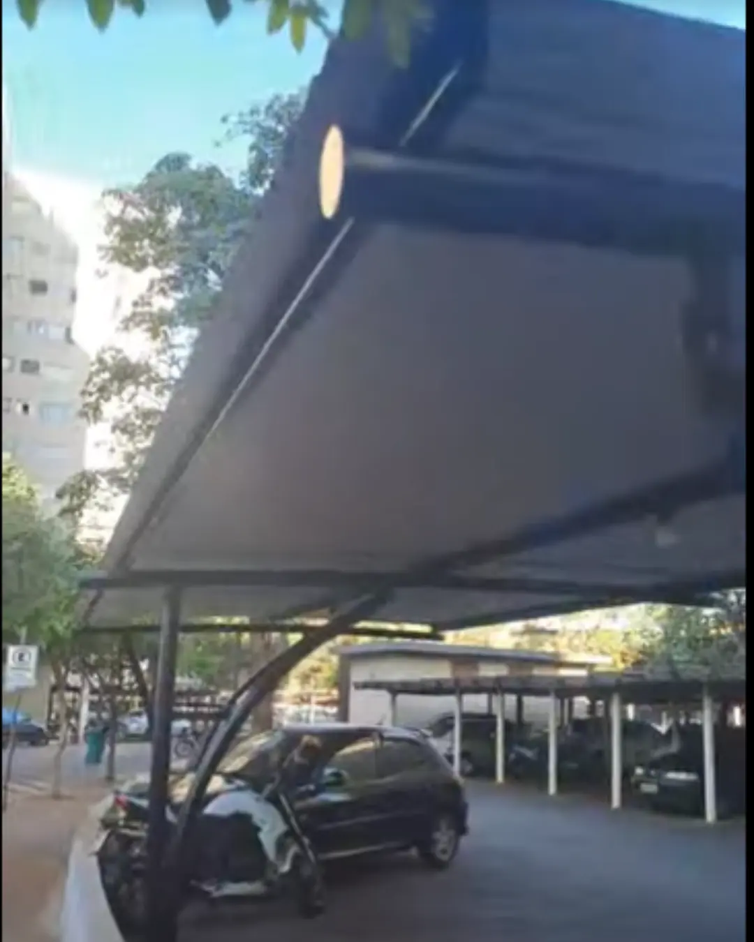 A implementação do estacionamento para visitantes dentro do condomínio já é uma realidade de sucesso, proporcionando comodidade e conforto estético para quem chega. Foto tirada em Julho de 2026 do estacionamento do condomínio Jardim das Pedras.